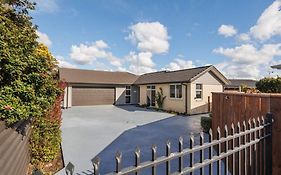 Modern, Cozy And Spacious 3 Bedroom Home Near City Centre